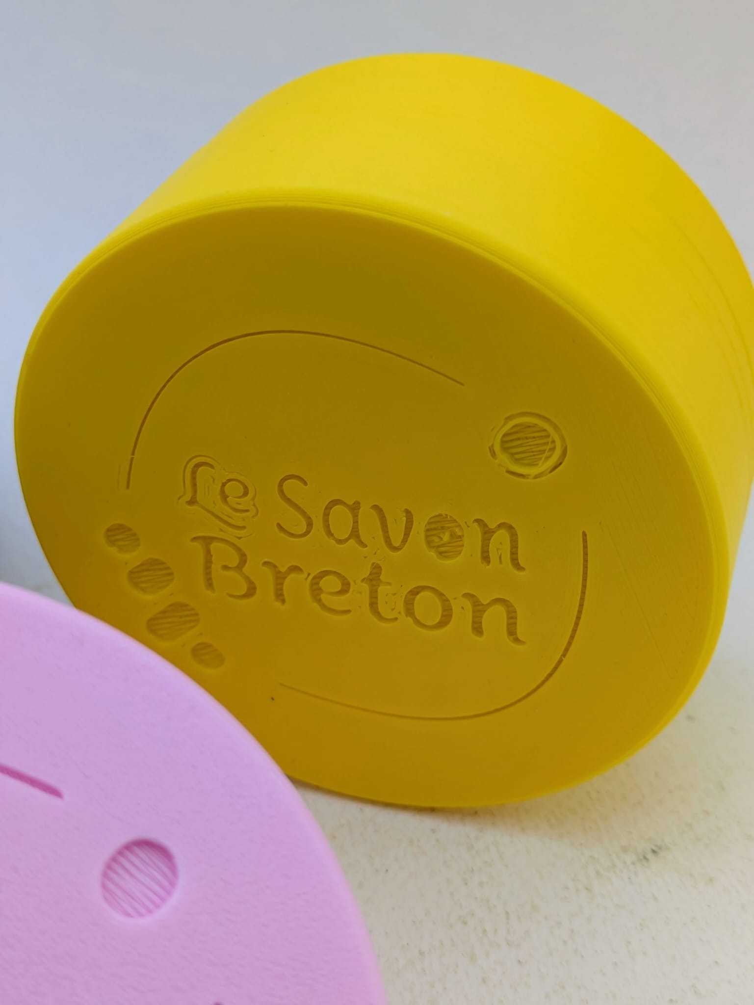 Boîte à savon jaune et ronde